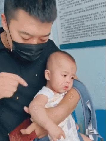 调皮宝爸带娃打预防针，出门后用手戳孩子手臂，孩子大哭模式启动