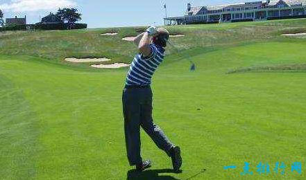 全球十大顶级高尔夫球场，圆石滩高尔夫球场因其迷人的风景而闻名于世，它位于美国西海岸的圆石滩