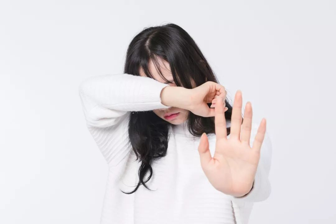 放学后妈妈发现小孩裤子上有血迹,9岁女孩裤子出现血是什么原因