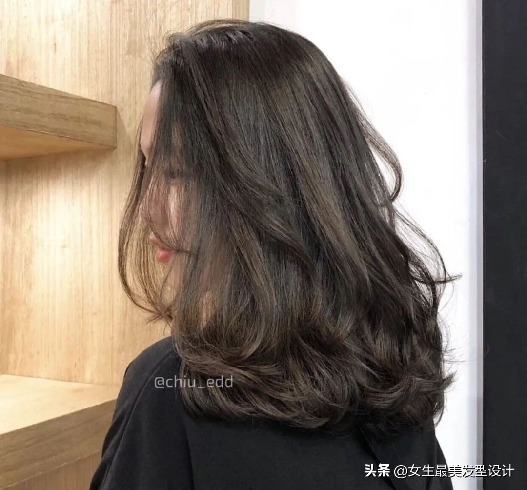 中长卷发扎温柔减龄披肩发,中长发成熟卷发教程