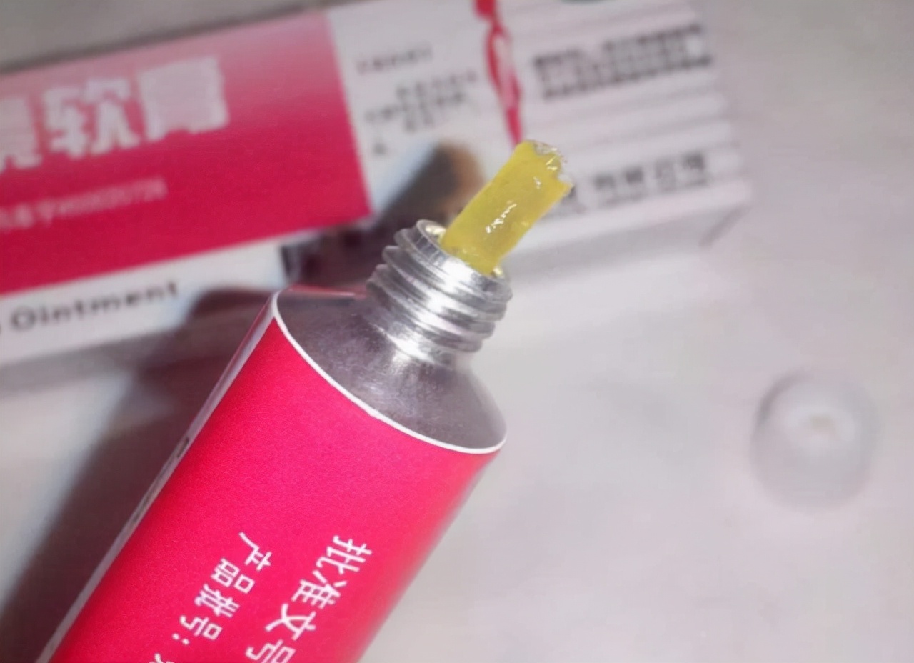 红霉素软膏下面肿可以涂吗,红霉素在眼部涂两下有什么效果