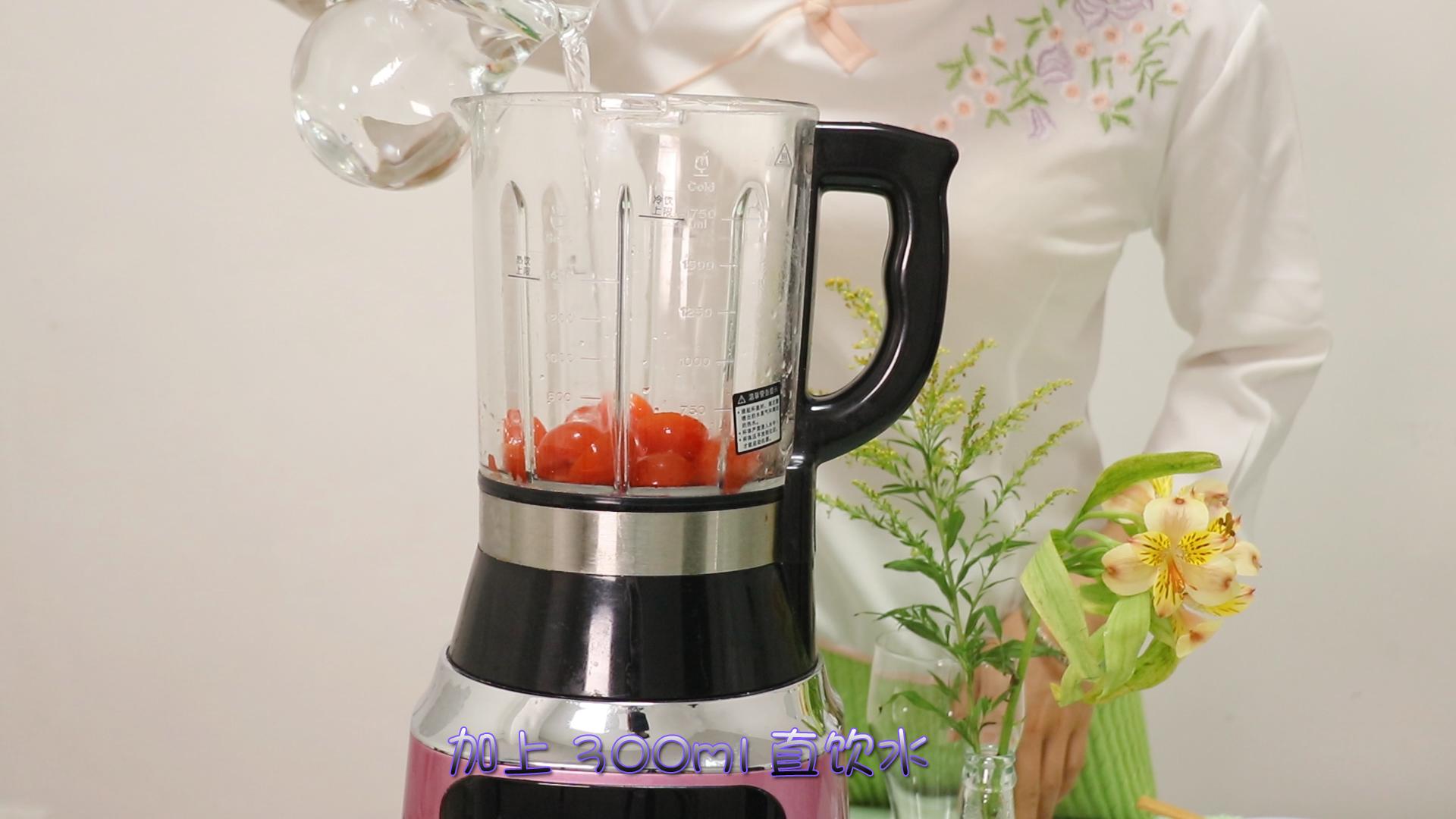 夏天到了出门一定要喝一杯番茄胡萝卜汁，等于给皮肤涂了一层防晒