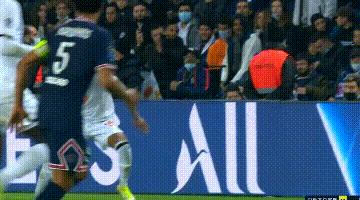 巴黎圣日耳曼内马尔被踢,内马尔在球上绑鞋带被踢