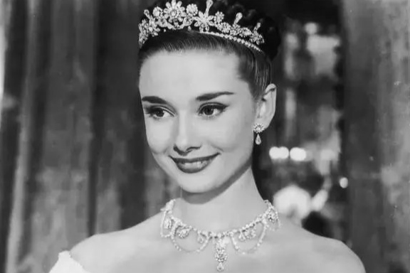 奥黛丽赫本蒂芙尼经典珠宝,蒂芙尼t字戒指与奥黛丽赫本