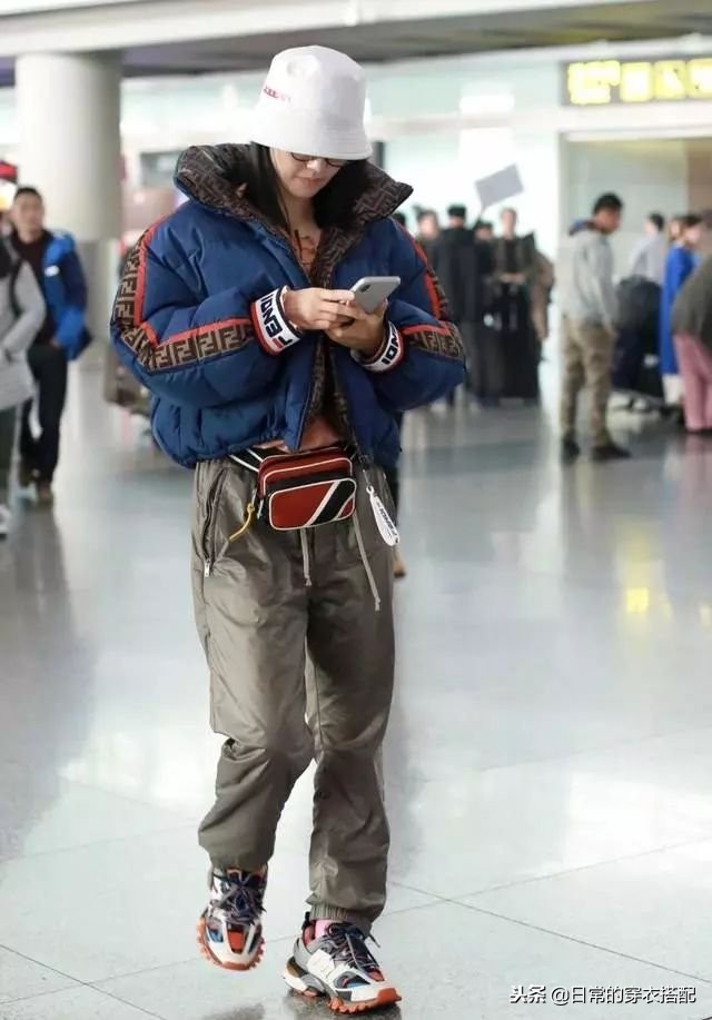 来看机场女王杨幂穿搭,杨幂穿搭机场秀