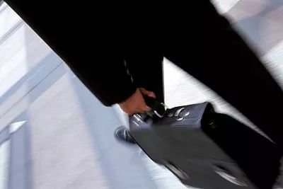 足浴店里代购*合六**彩?一包现金神奇变成了……