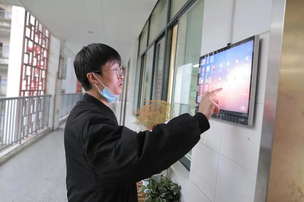 周恩来红军小学开展电子班牌应用考核助力智慧校园建设