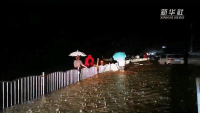 下暴雨被困车内如何自救,雨天行车被困自救方法