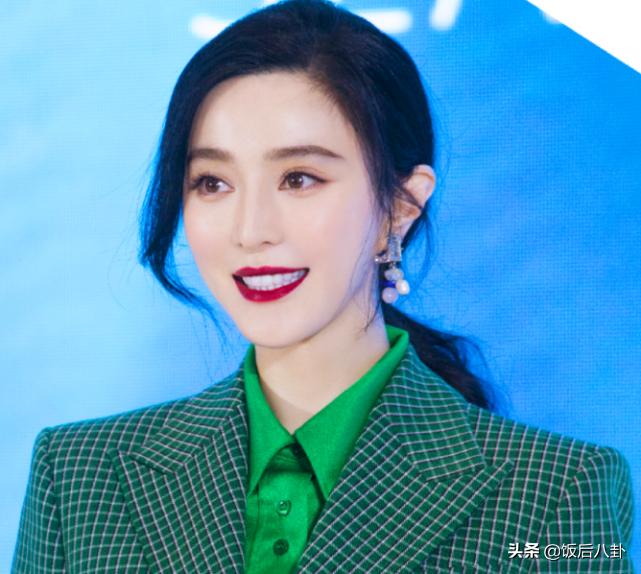 范冰冰晒自拍露出无名指戒指,范冰冰衣着平底鞋无名指戒指抢镜