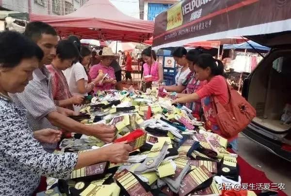摆地摊卖袜子生意入门技巧,摆地摊一元一双的袜子怎么拿货