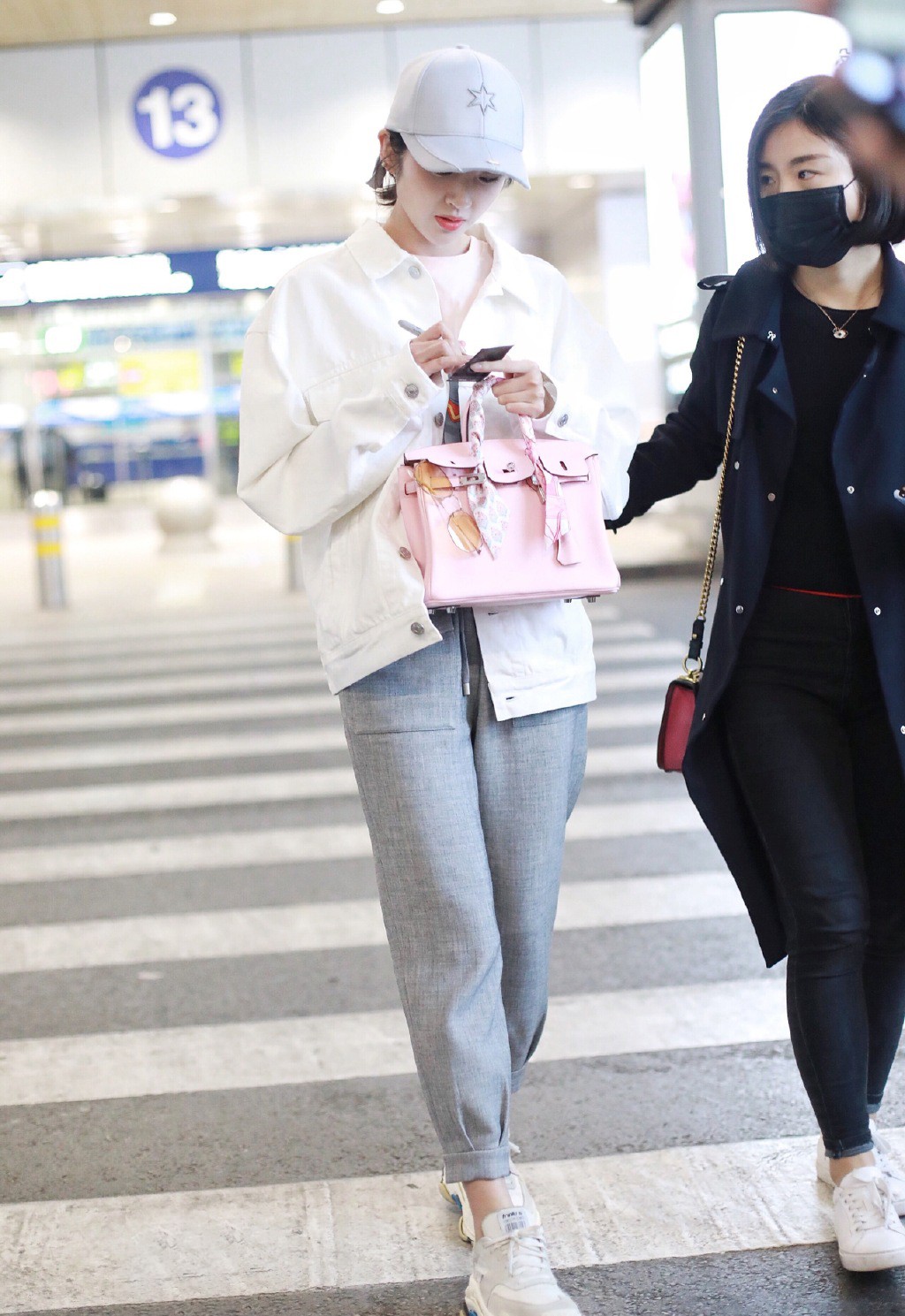 唐艺昕白色外套搭浅色牛仔裤,唐艺昕穿背带裙现身机场减龄扮嫩