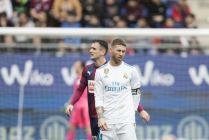 足球场上那些尴尬搞笑瞬间,足球场上令人尴尬的几个瞬间