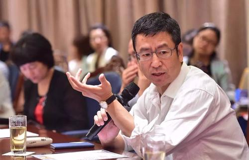 王朔评白岩松骨子里的做作 (王朔对白岩松的犀利点评)