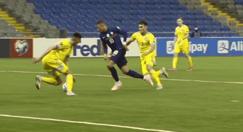 2-0，卫冕冠军轻取鱼腩队！2亿巨星尴尬失点，世预赛迎来首胜