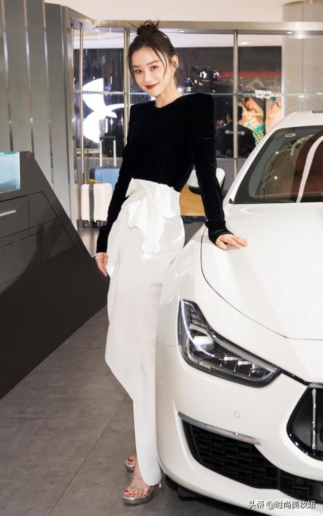 袁姗姗黑白衣服搭配,袁姗姗一袭黑色丝绒连衣裙