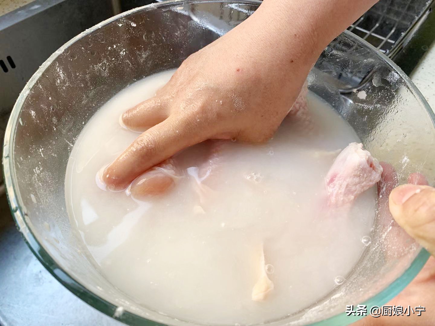 冷冻鸡肉怎样做才能嫩滑爽口,冰冻鸡肉焯水后怎么炒好吃
