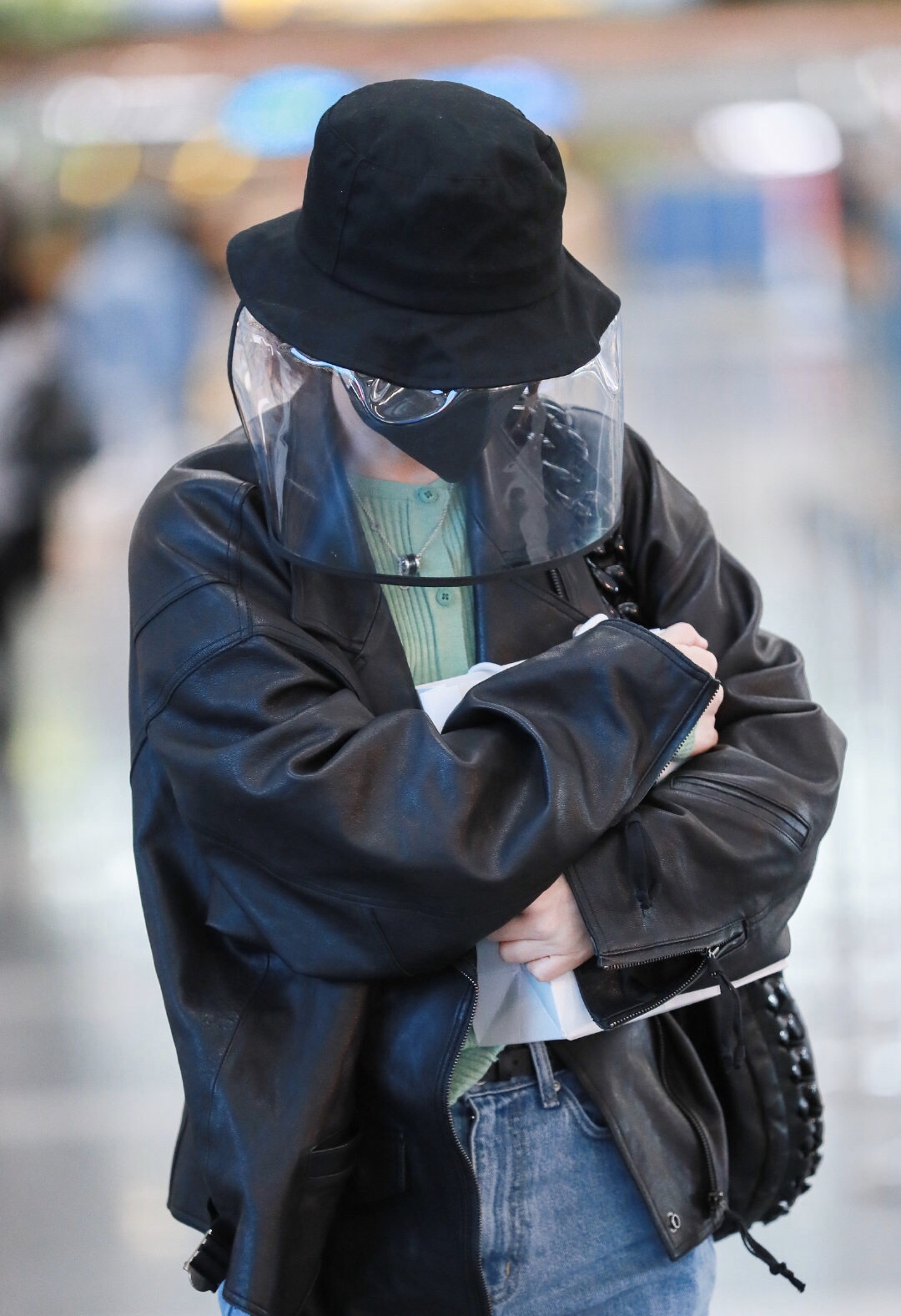 吴昕机场戴墨镜高清图片,吴昕穿黑色大衣图片