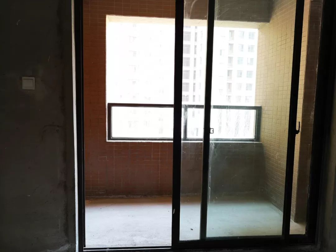 买的房子是腰线层阳台不是落地窗,买房买到了腰线层