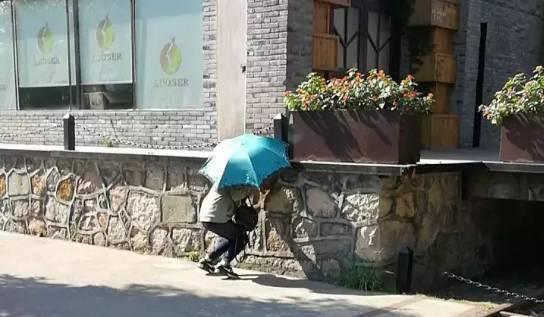 女儿忽然说在放学路上看到了鬼，父亲偷偷跟着，事后庆幸不已