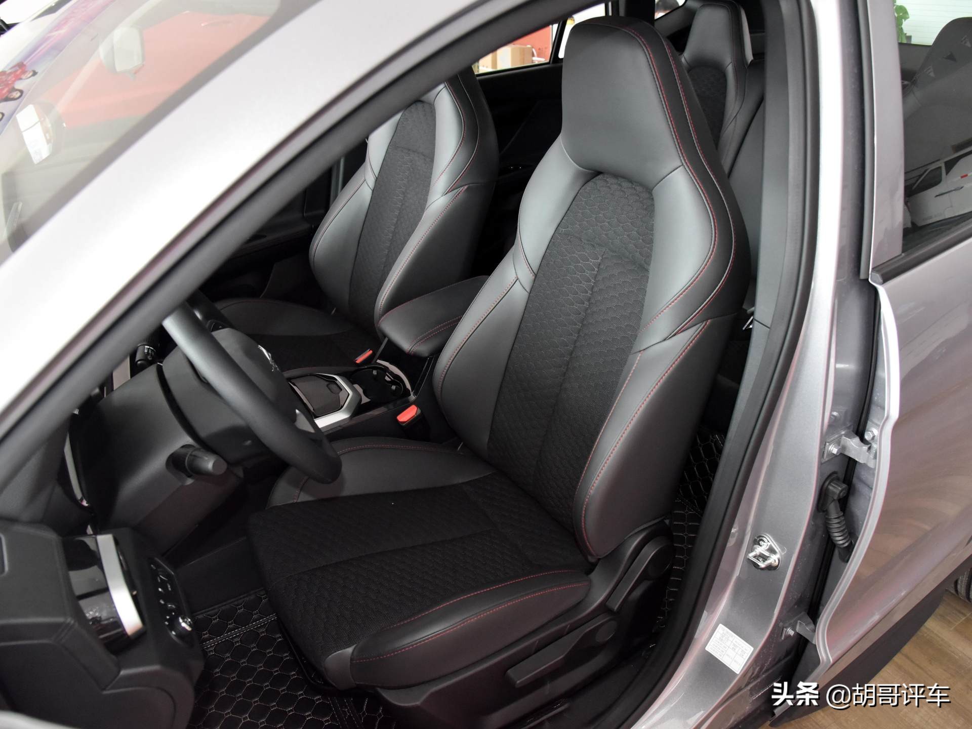 油耗6.9L，尺寸不小省油便宜的高性价比SUV，带你看海马8S