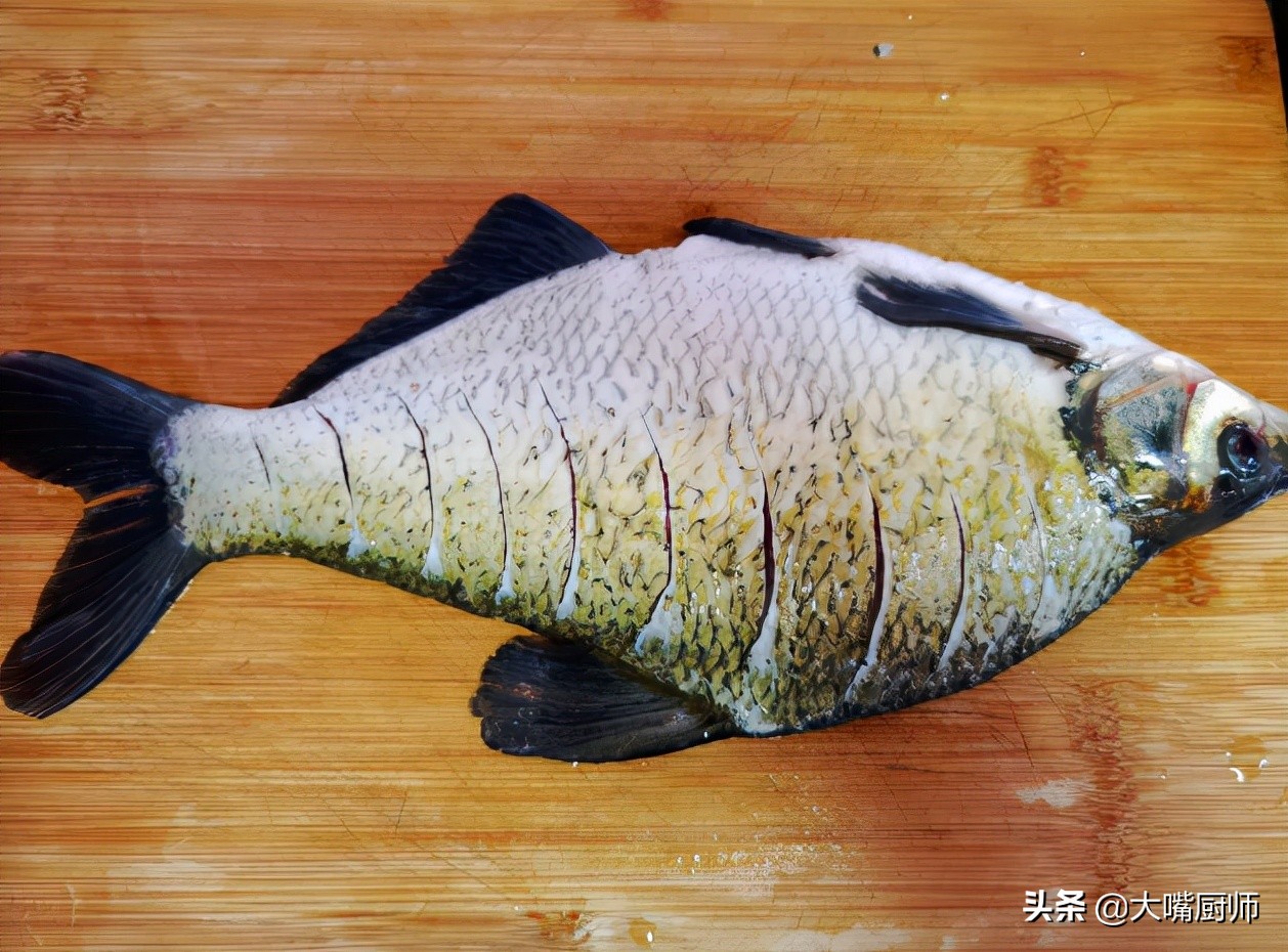 炖鱼里边添什么佐料鱼不腥气,炖鱼放不放鸡精