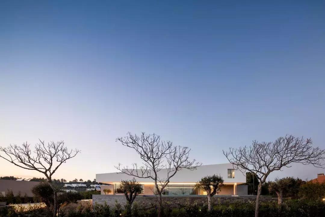 看似简单的白色极简，室内却如此惊艳