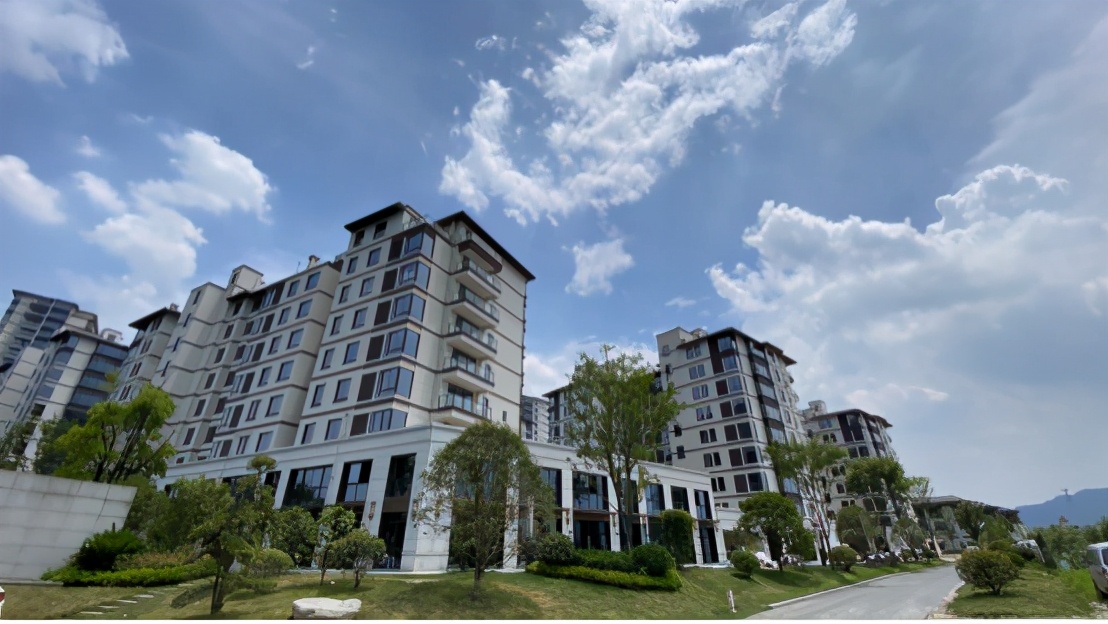 电梯因暴雨变水帘洞漏水,小区渗水地下室成水帘洞