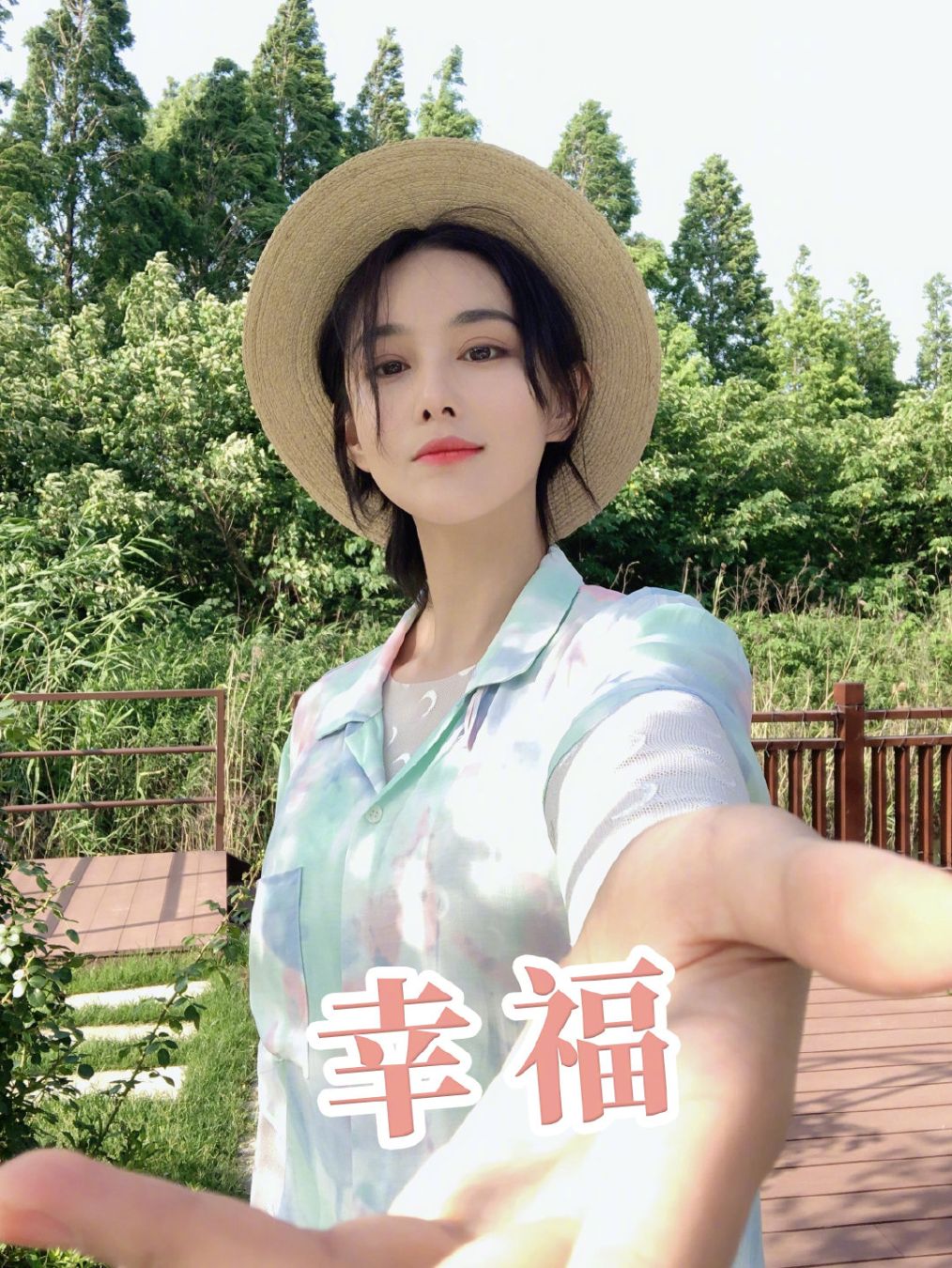 张馨予帮助摔倒的老人,张馨予帮助的老爷爷的视频