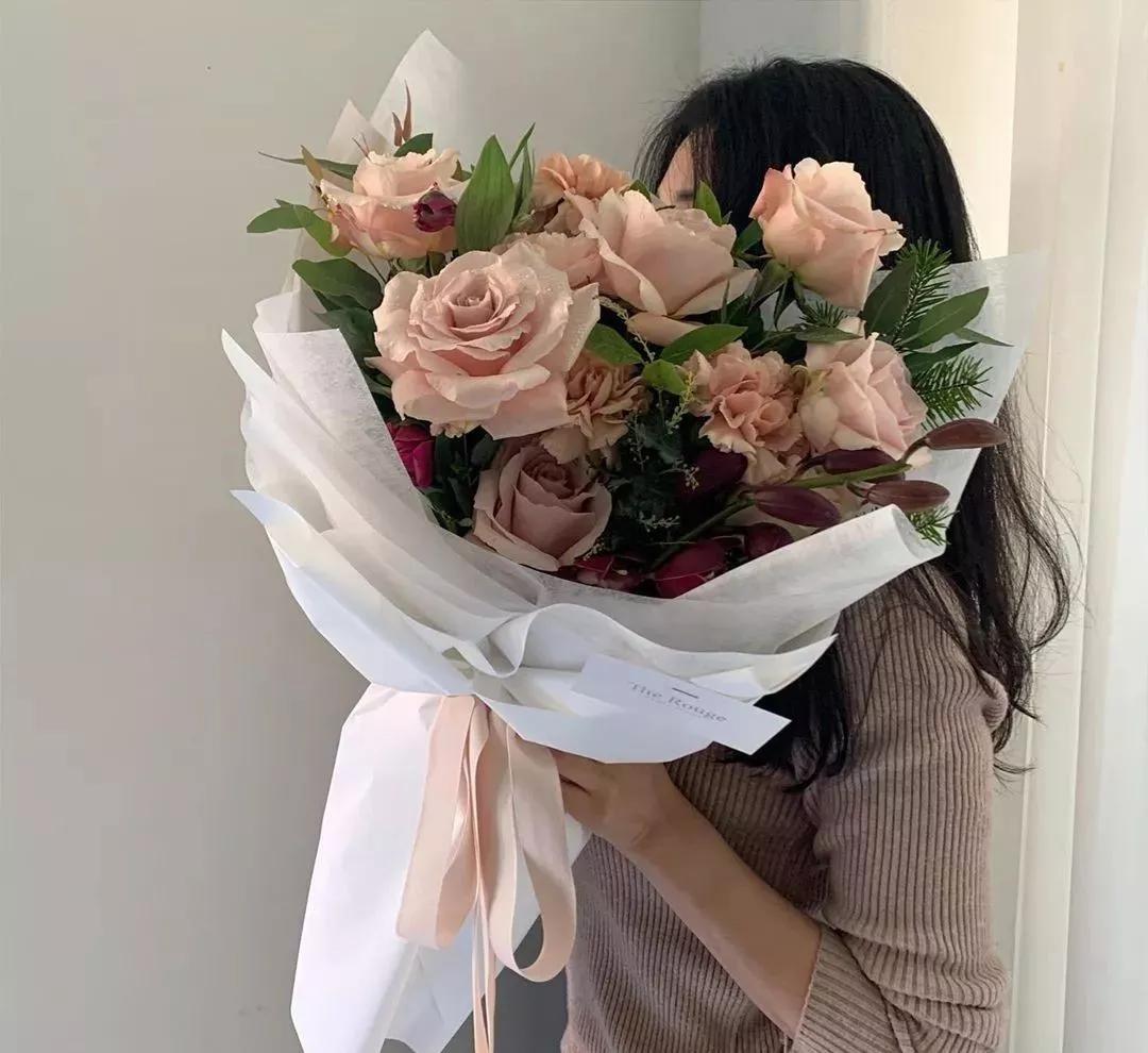 花要不要经常换水,花材正确处理方式及日常养护