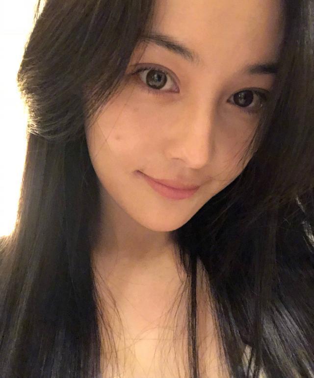 张馨予亲测好用的平价面霜,张馨予晒与鲜花自拍颜值超养眼