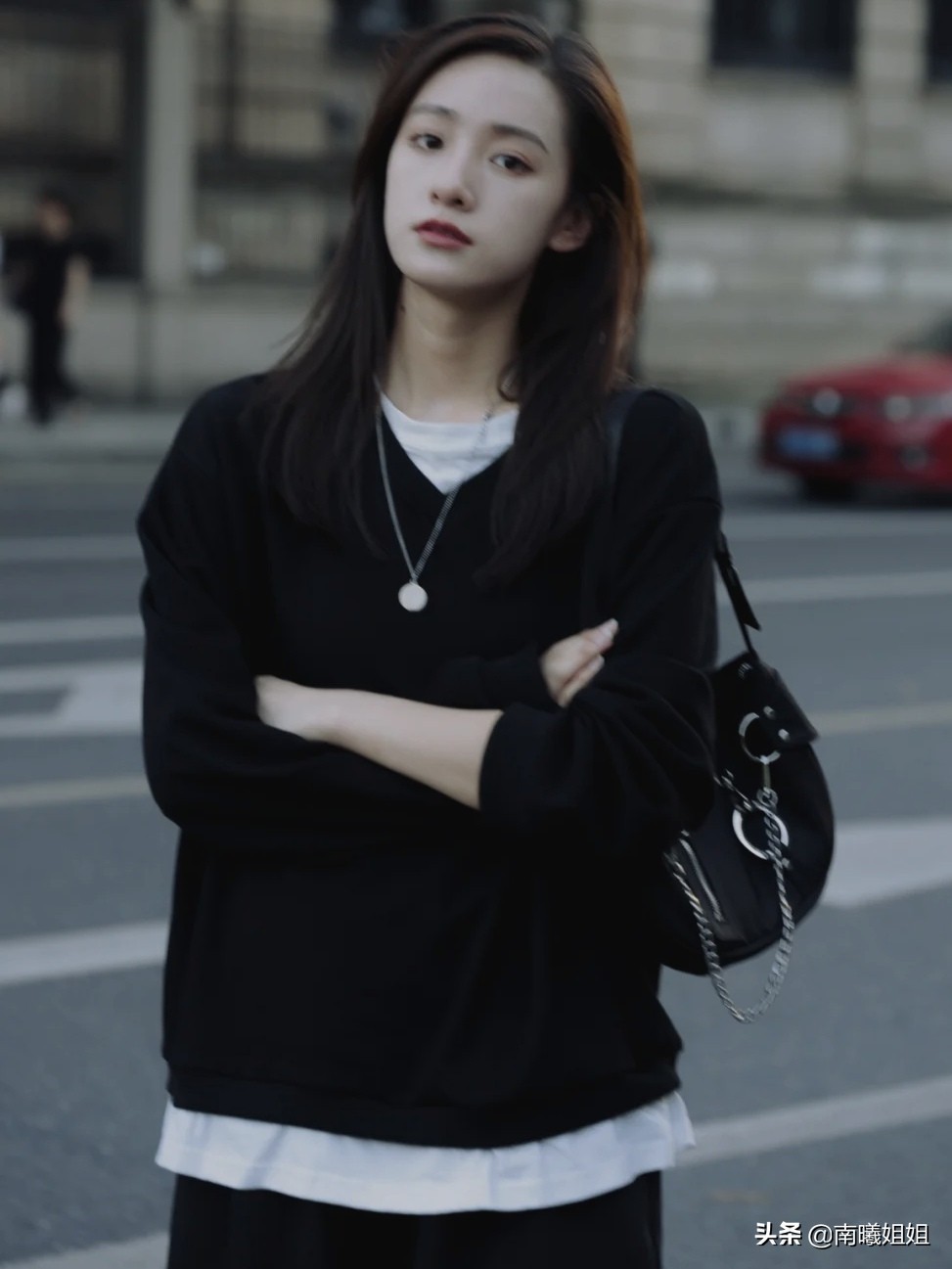 时髦的女人都穿卫衣减龄又好看,女生一定要了解的卫衣经典搭配