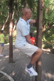 “如果这群女混混*攻围**我,我会舌战群儒!”你会怎样脱困?