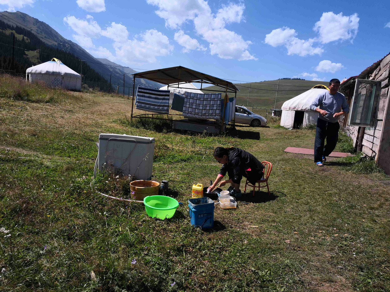 与*疆新**旅店老板共餐，直夸我土豆丝炒的好吃，后请我吃羊肉大餐