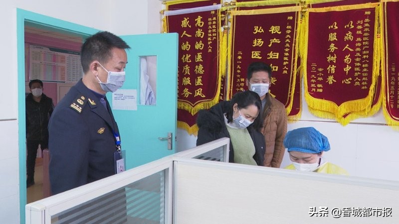 暖心临盆孕妇告急民警紧急护送,暖心孕妇乘车遇险交警及时援救