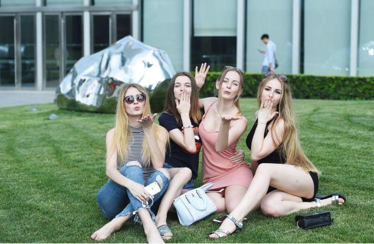 大批量美国美女涌入中国，打着旅游的幌子，实则另有目的