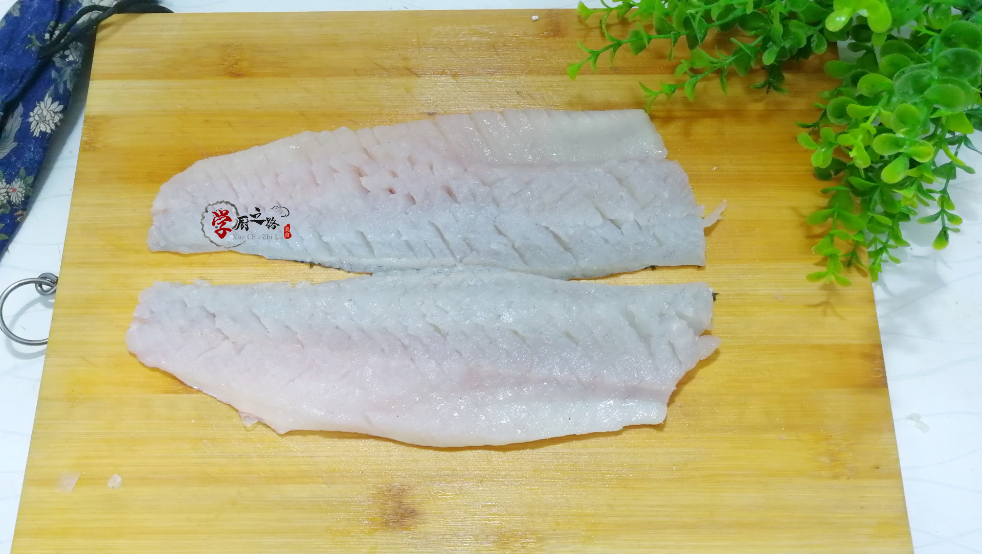 松鼠鱼口味酸甜宴客倍儿有面,厨师制作松鼠鱼