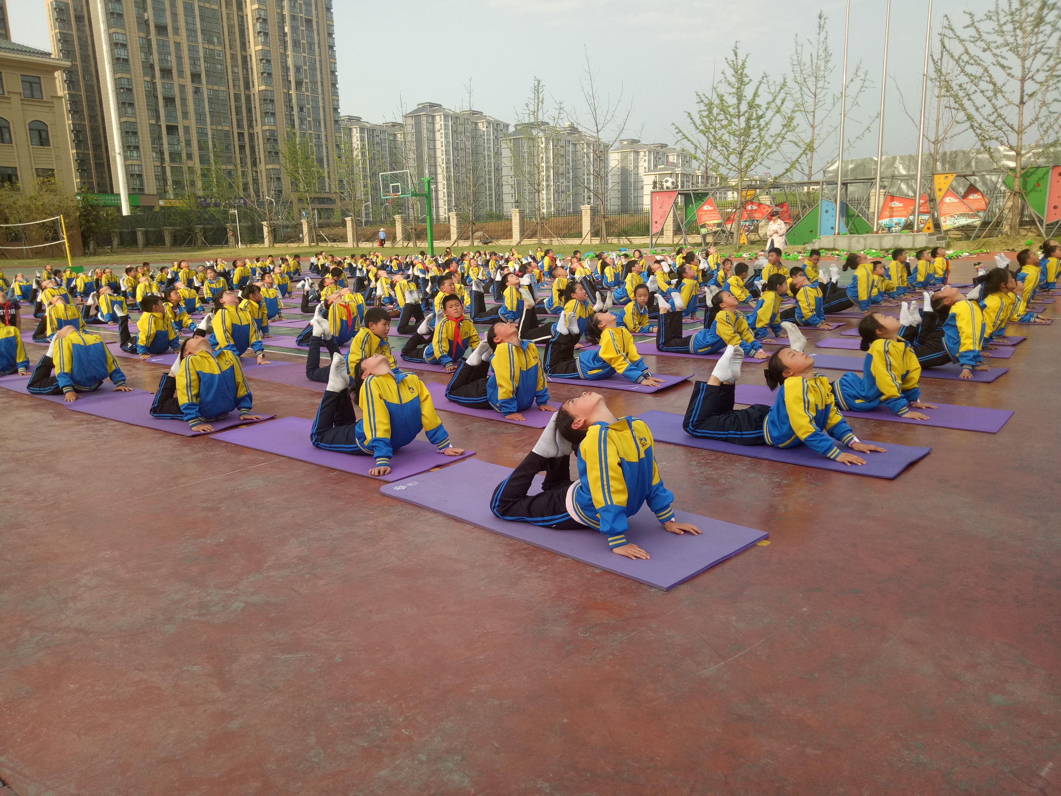 学校运动会班级解说词80字,学校运动会介绍简短英语