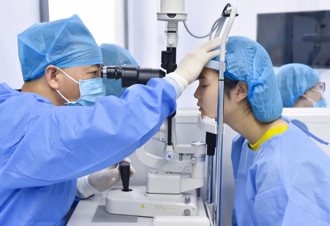 人民日报5个动作预防近视,做近视手术什么是全飞秒