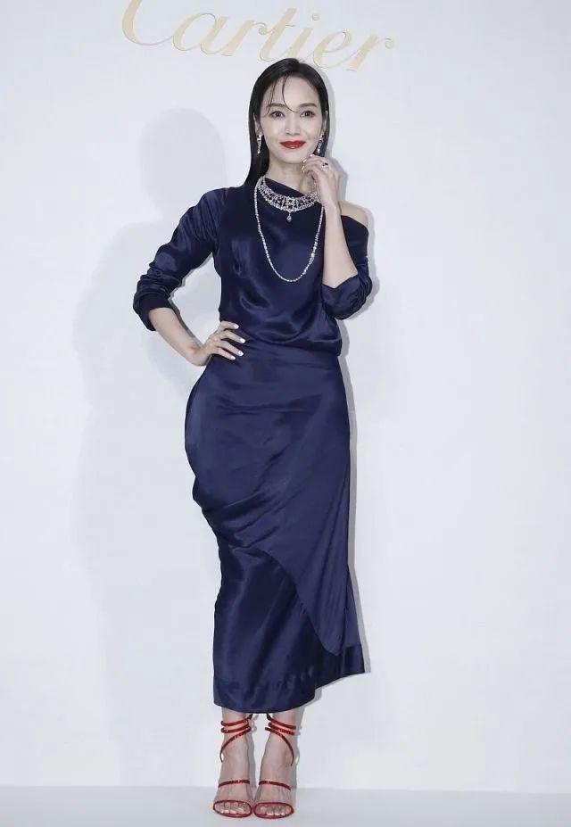 41岁侯佩岑穿衣搭配,侯佩岑穿短裙子照片