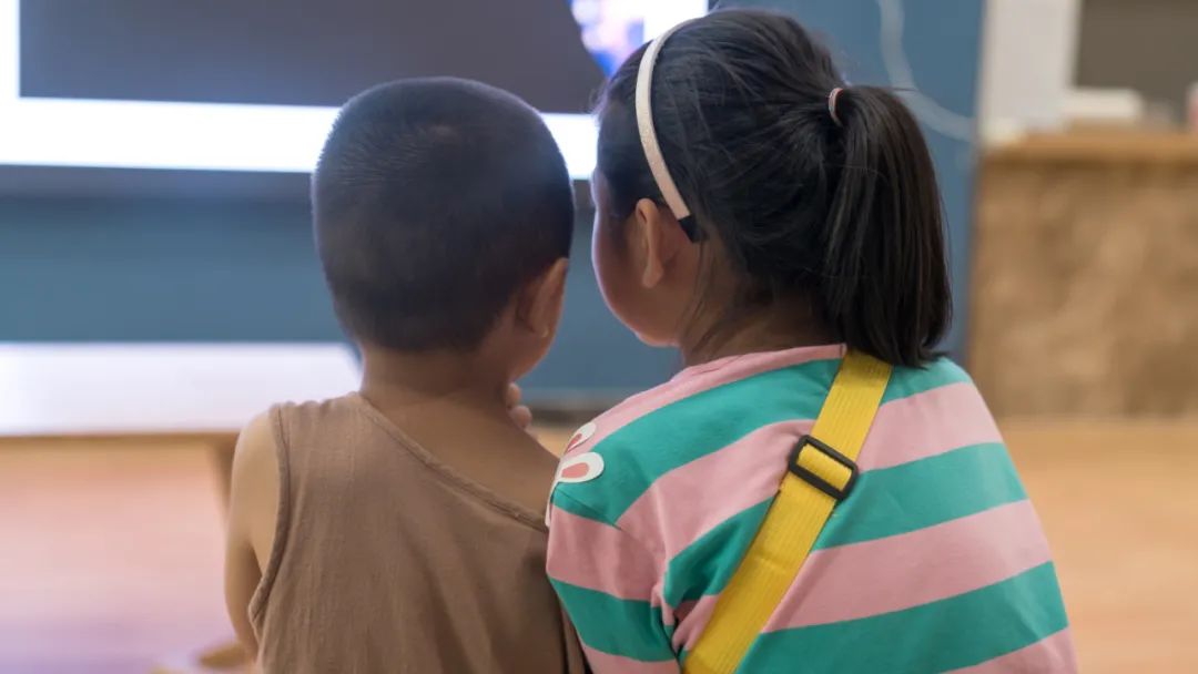 七色花绘本故事带图简短,彩虹色的花绘本故事告诉我们