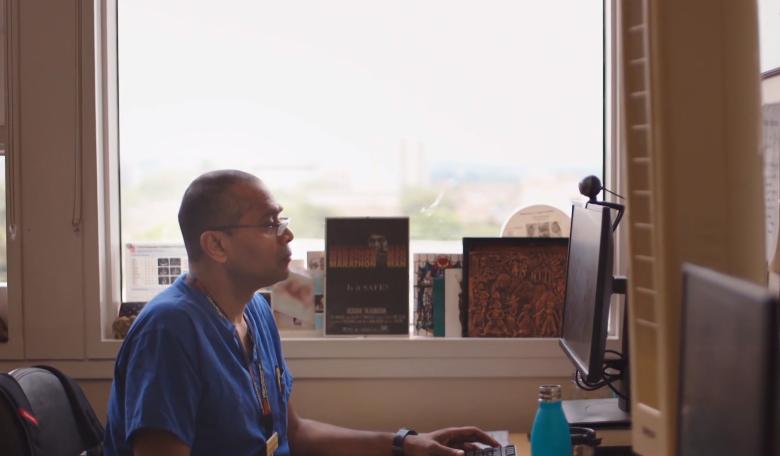 腹中胎儿长出肿瘤，孕妇忍着剧痛，给胎儿打麻药做手术