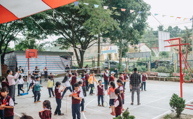 越南高薪小伙辞职去拍视频成网红，赚钱后给农村孩子建30个运动场