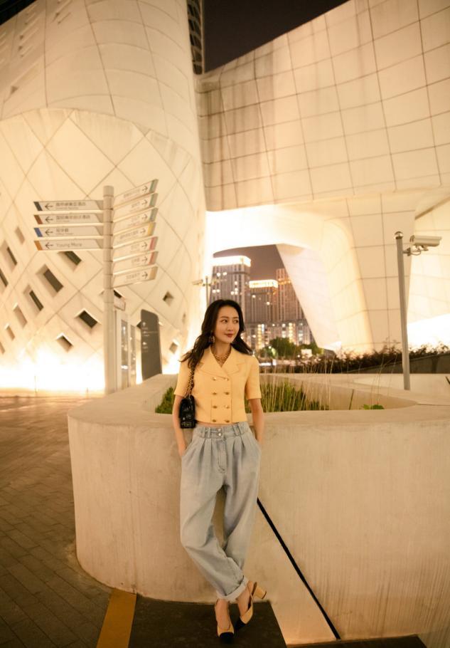 王鸥深蓝工装裤,王鸥穿灰色内搭