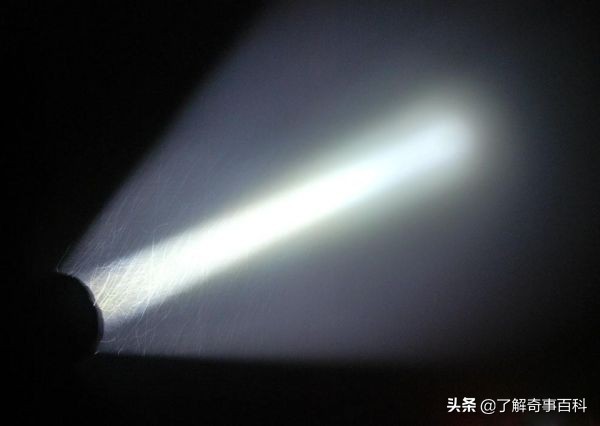 打开手电筒再关闭光线会消失吗,手电筒打开一秒后关闭光去哪了
