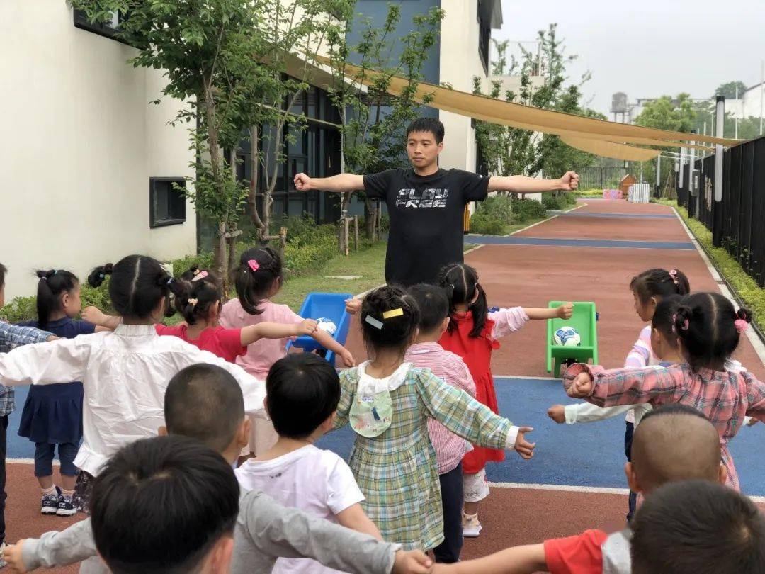 幼儿园男老师的出路,幼儿园男老师年龄大如何发展