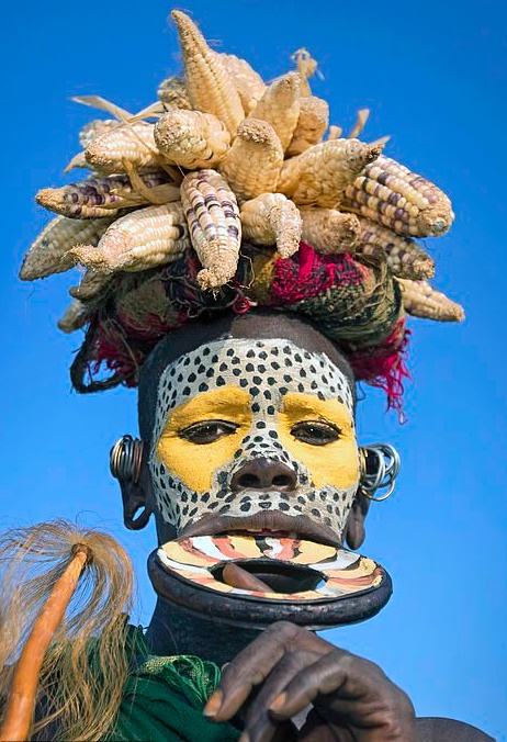 唇盘、彩绘，这个与世隔绝部落的传统，正在被现代世界入侵