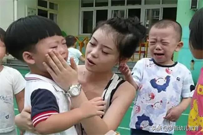 幼儿园小班开学第一天哭闹,小班幼儿新入园哭闹教师如何组织