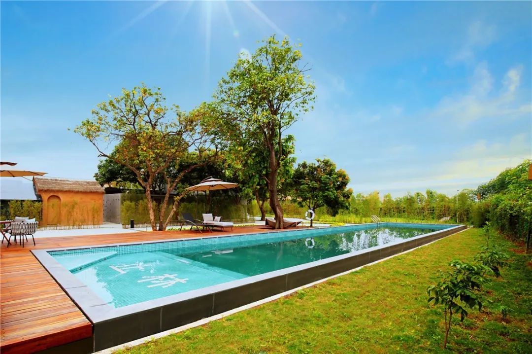 这5家海景民宿躺在床上就能看海,极有格调的纯白泳池民宿