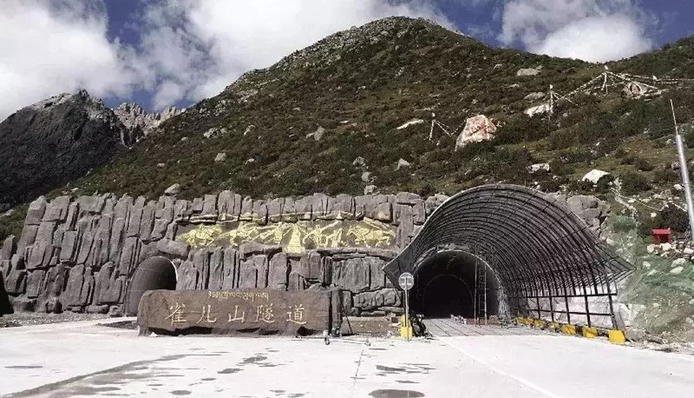 外国人震撼中国9小时建火车站,9个小时建一座火车站