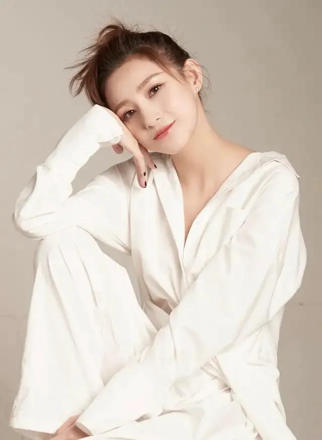 马凡舒首次主持天下足球,央视足球主持马凡舒